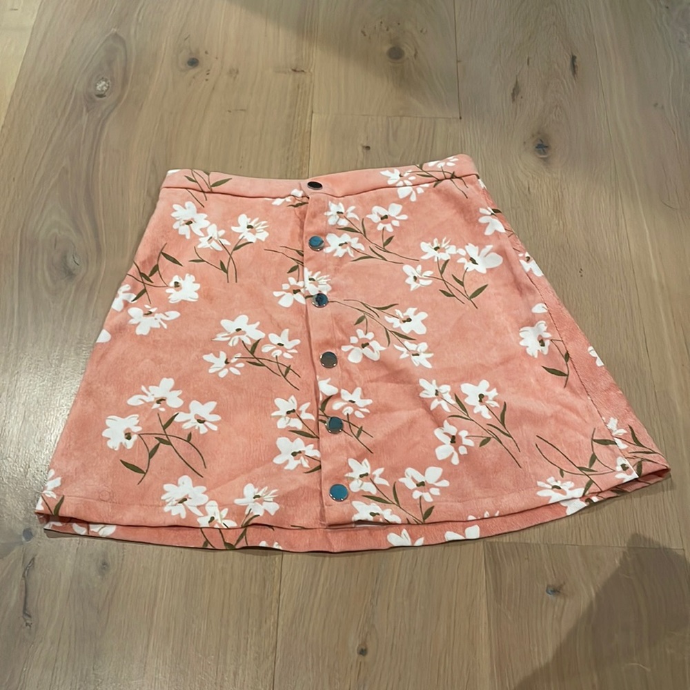great condition women’s medium floral skirt with buttons